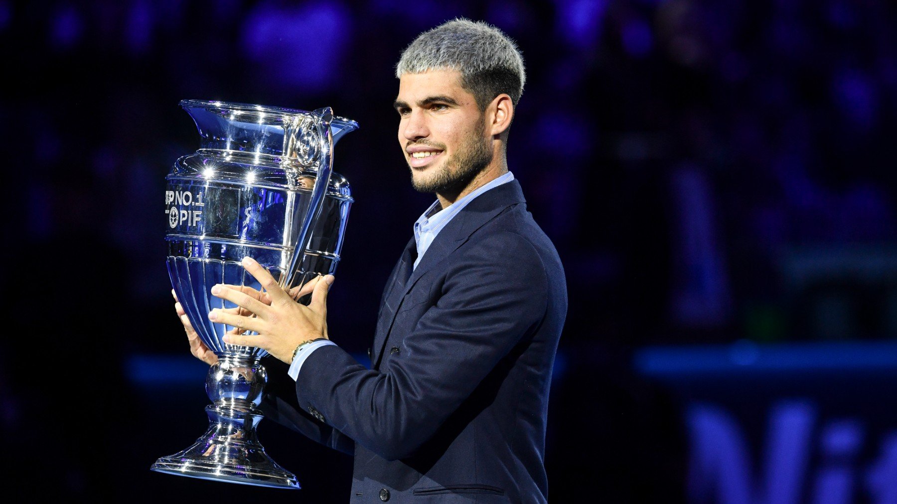 Alcaraz posa con el trofeo del número uno del mundo. (Getty)
