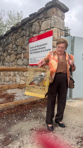 Dori, la dueña del loro, recogiendo a su mascota tras el decomiso