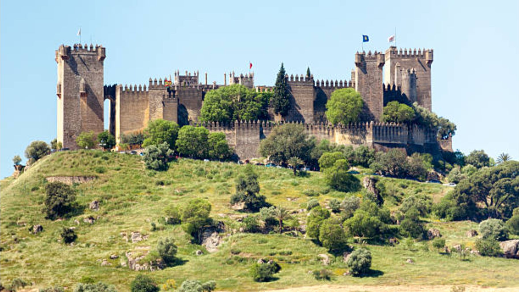 El pueblo blanco a media hora de Córdoba que tiene un castillo que parece de Disney y tienes que ver sí o sí