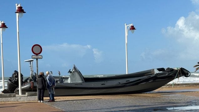 Buscan en aguas de Cádiz a tres narcos caídos al mar durante el temporal