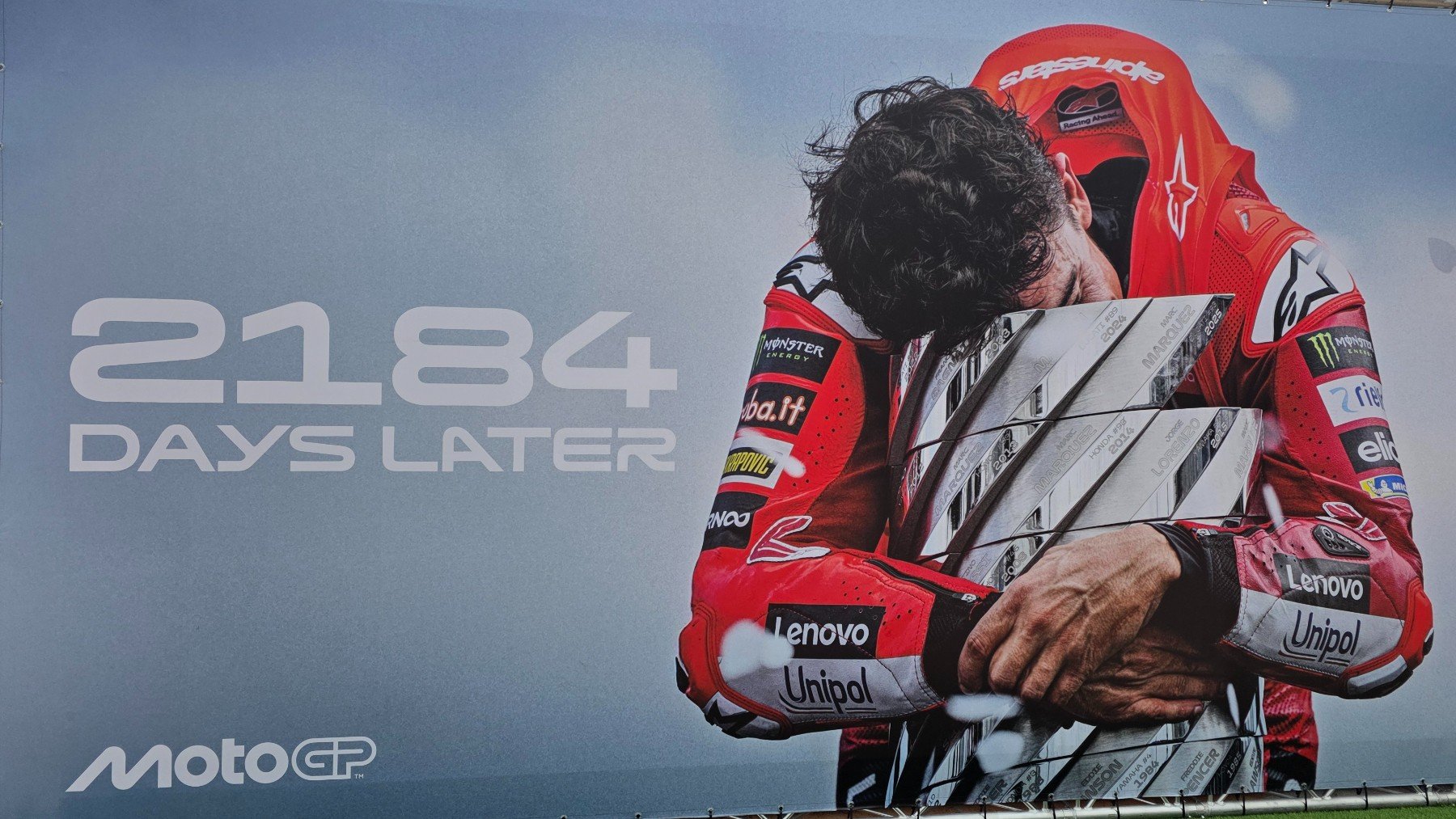 Así es la lona gigante que ha colocado MotoGP para homenajear a Marc Márquez. (Foto: OKDIARIO)