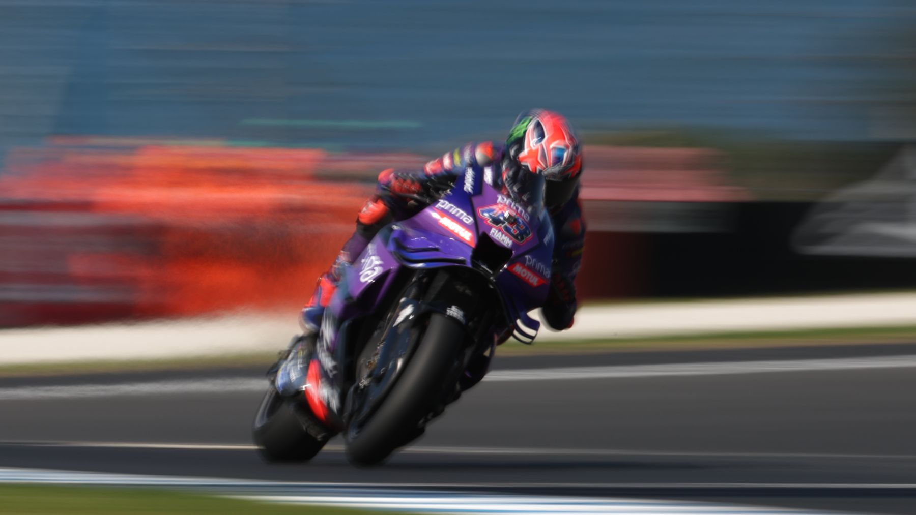 Miller empieza mandando por delante de Ogura y Aleix Espargaró en el regreso de MotoGP a Valencia