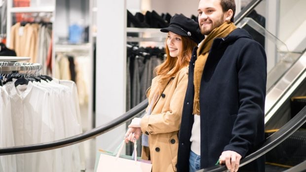 consumo: pareja de compras en centro comercial