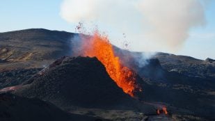 Científicos españoles detectan erupciones volcánicas, erupción volcánica, detección erupciones volcánicas con IA, uso de inteligencia artificial para predecir catástrofes naturales.