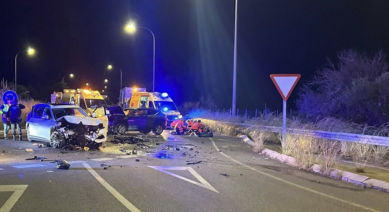 Un muerto y cuatro heridos graves en un choque frontal de madrugada en Alcúdia