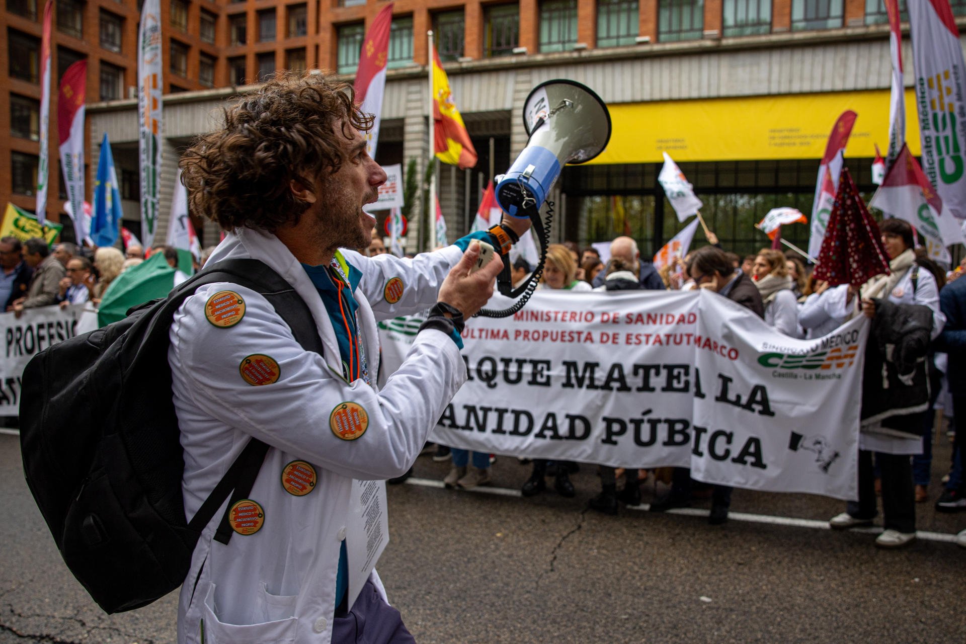 García anuncia que demandará a Ayuso por los objetores mientras los médicos exigen que la ministra dimita