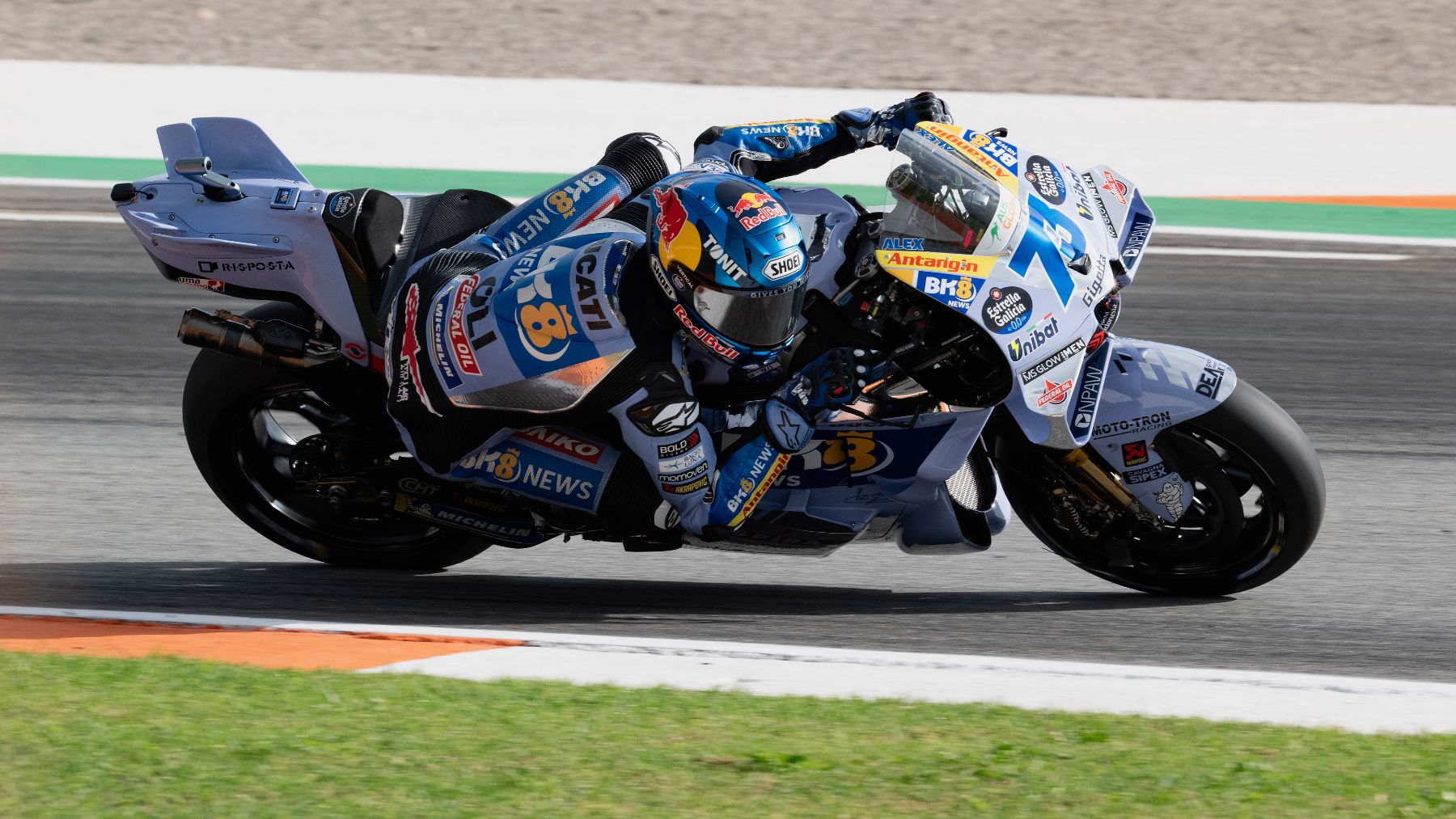 Álex Márquez impone su ley en la última sprint del año en Valencia