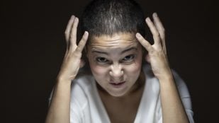 Cómo se dice no te rayes o no te ralles según la RAE, diferencia de rayar y rallar según la RAE, origen de rallar en español, origen de rayar en español.