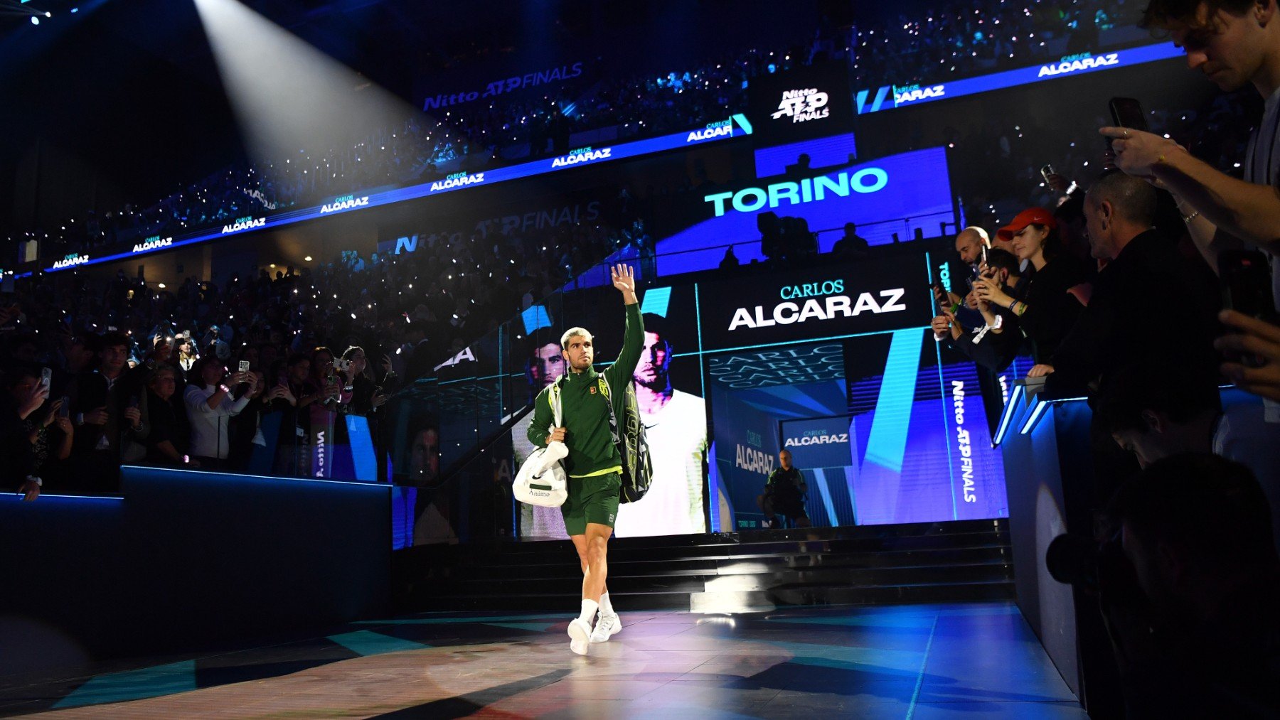 Alcaraz entra al Inalpi Arena para enfrentarse a Sinner. (Getty)