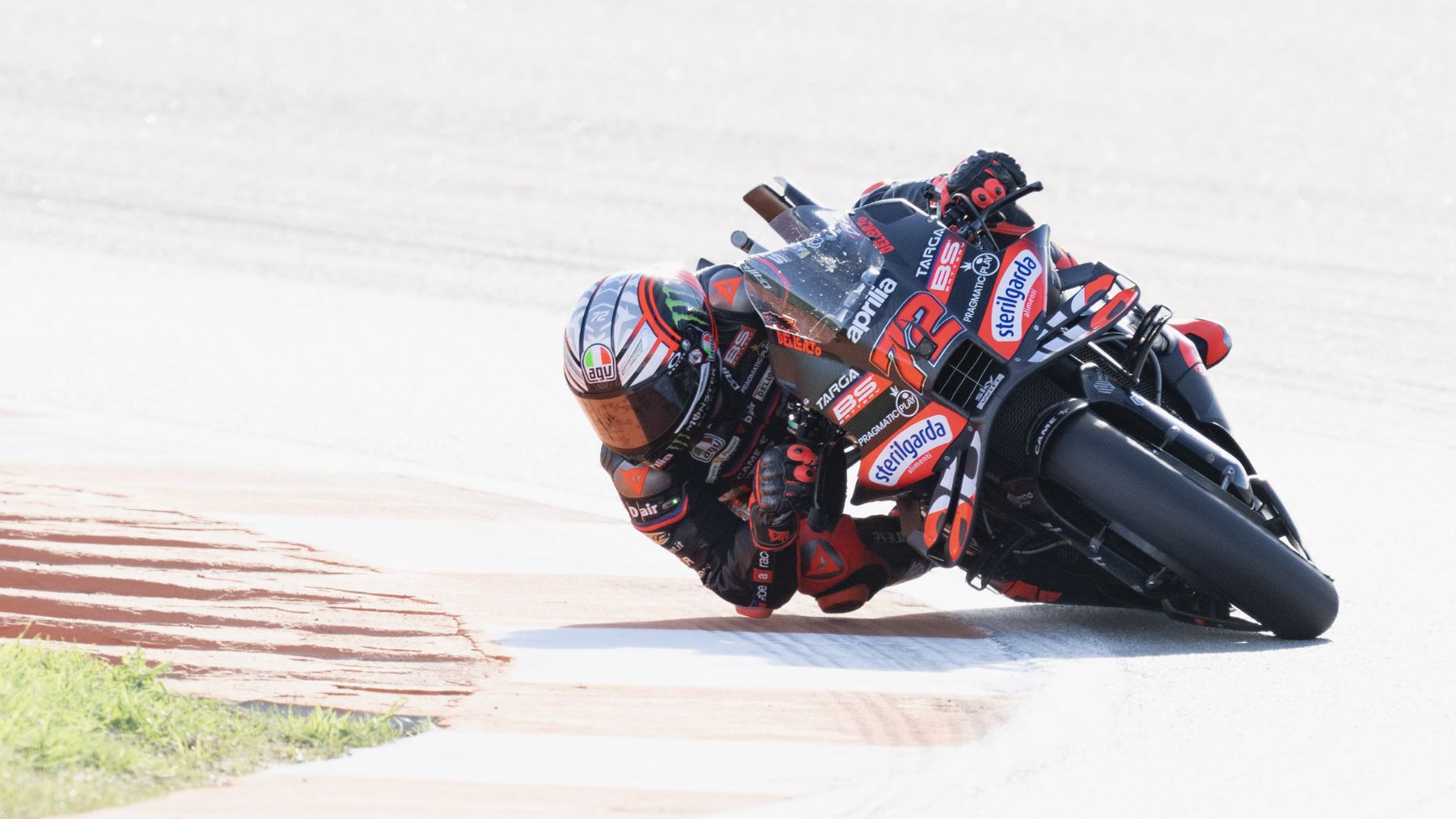 Bezzecchi resiste ante Raúl Fernández y se lleva la última victoria del año en Valencia