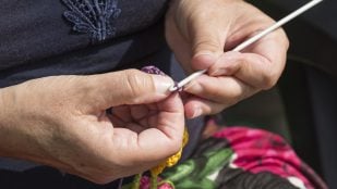 Cómo se dice en español croché o crochet, la RAE prefiere croché a crochet, alternativas al croché en español, ganchillo en castellano según la RAE.