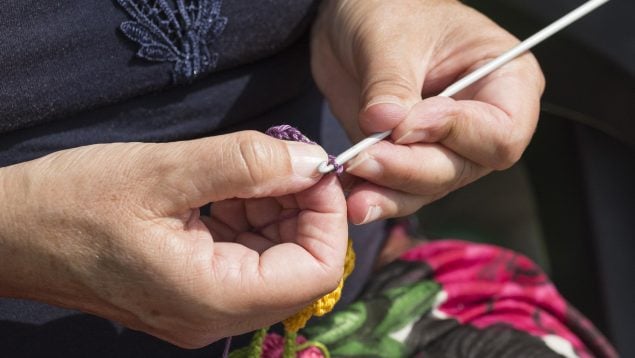 Cómo se dice en español croché o crochet, la RAE prefiere croché a crochet, alternativas al croché en español, ganchillo en castellano según la RAE.