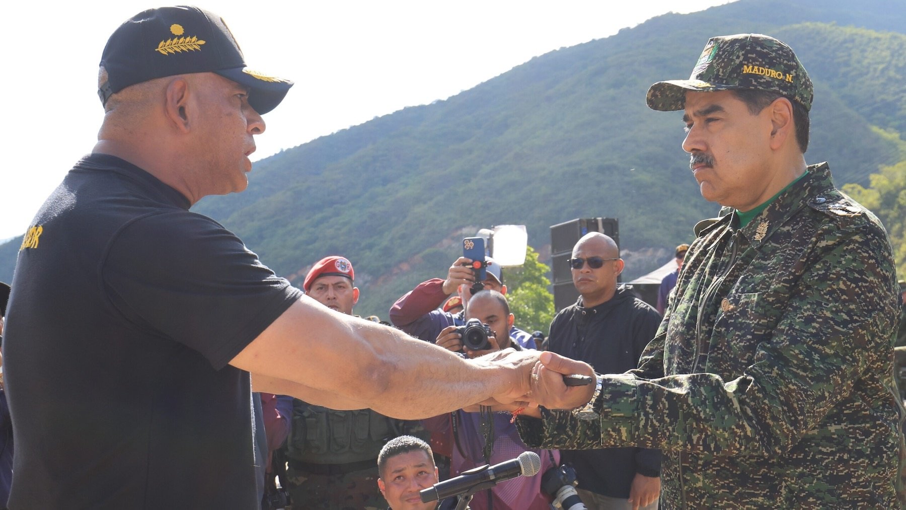 EEUU planta el mayor portaaviones del mundo frente a Venezuela y Maduro ruega lealtad a sus generales