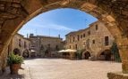 El diminuto pueblo medieval a media hora de Gerona perfecto para perderte por sus molinos y estrechas calles