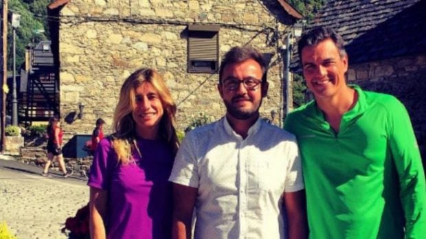 Pedro Sánchez y su mujer con el alcalde socialista de Bagergue, Marc Tarrau en otra visita al Valle de Arán