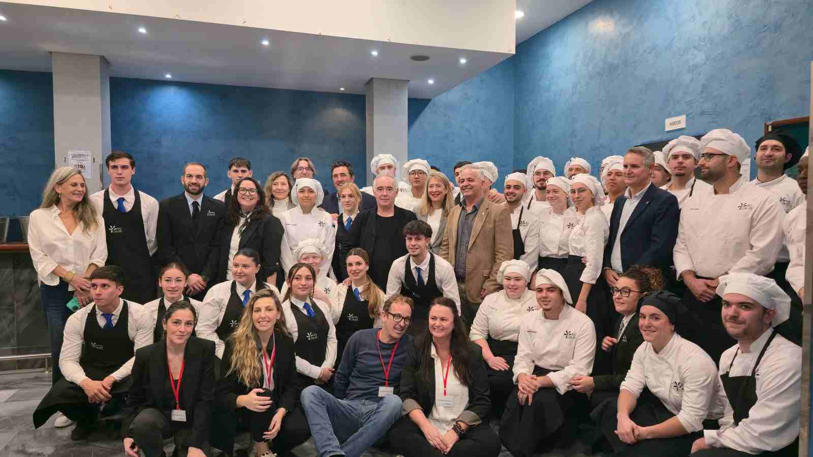 El chef Ferran Adrià junto a los participantes en el Curso intensivo en gestión de restauración.