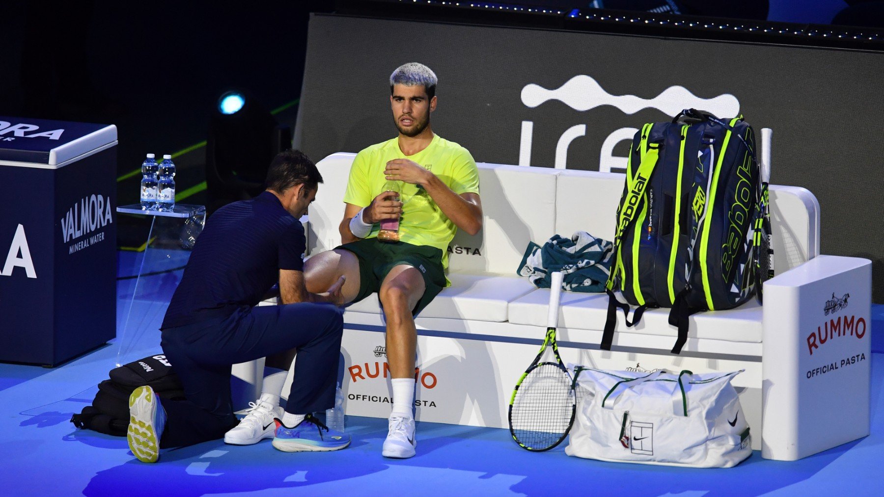 Alcaraz durante la intervención en plena final contra Sinner. (Getty)