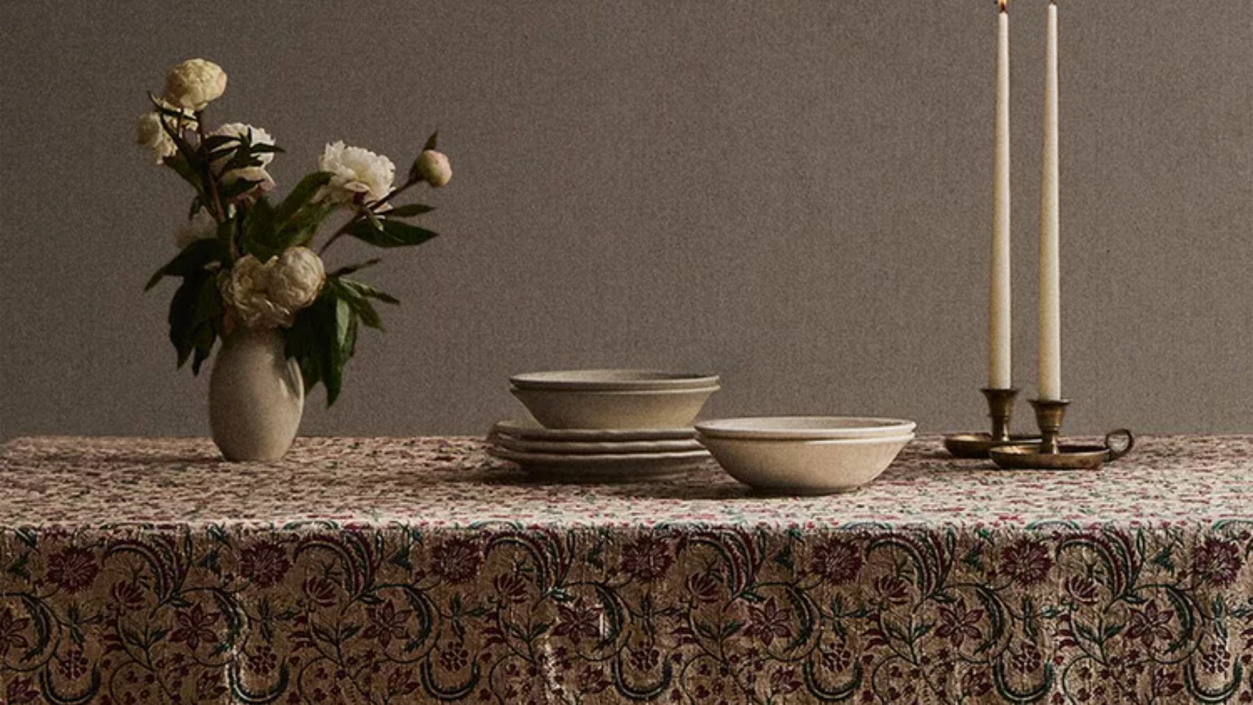 Mantel floral de Zara Home.