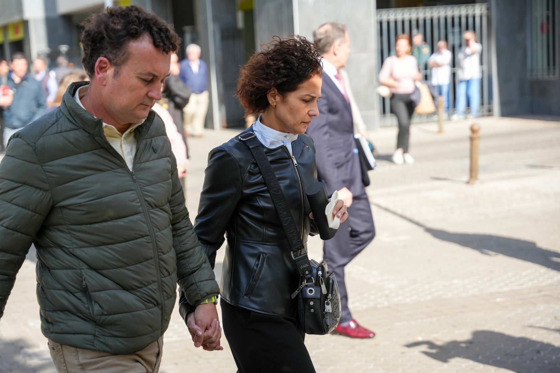 Los padres de Sandra Peña, tras declarar ante la Fiscalía de Menores de Sevilla. (Europa Press)