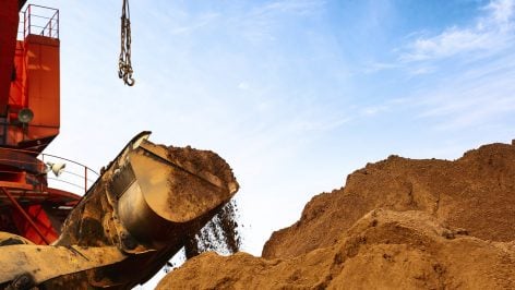 Excavadora trabajando. Foto: Freepik.