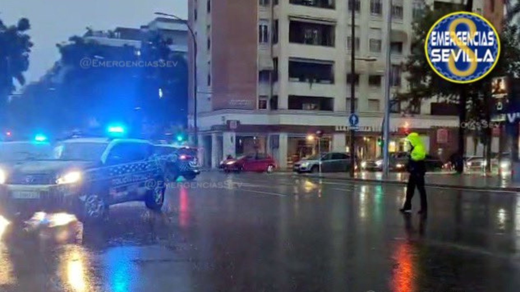 La Policía Local de Sevilla, en el lugar donde la conductora se percató del accidente.
