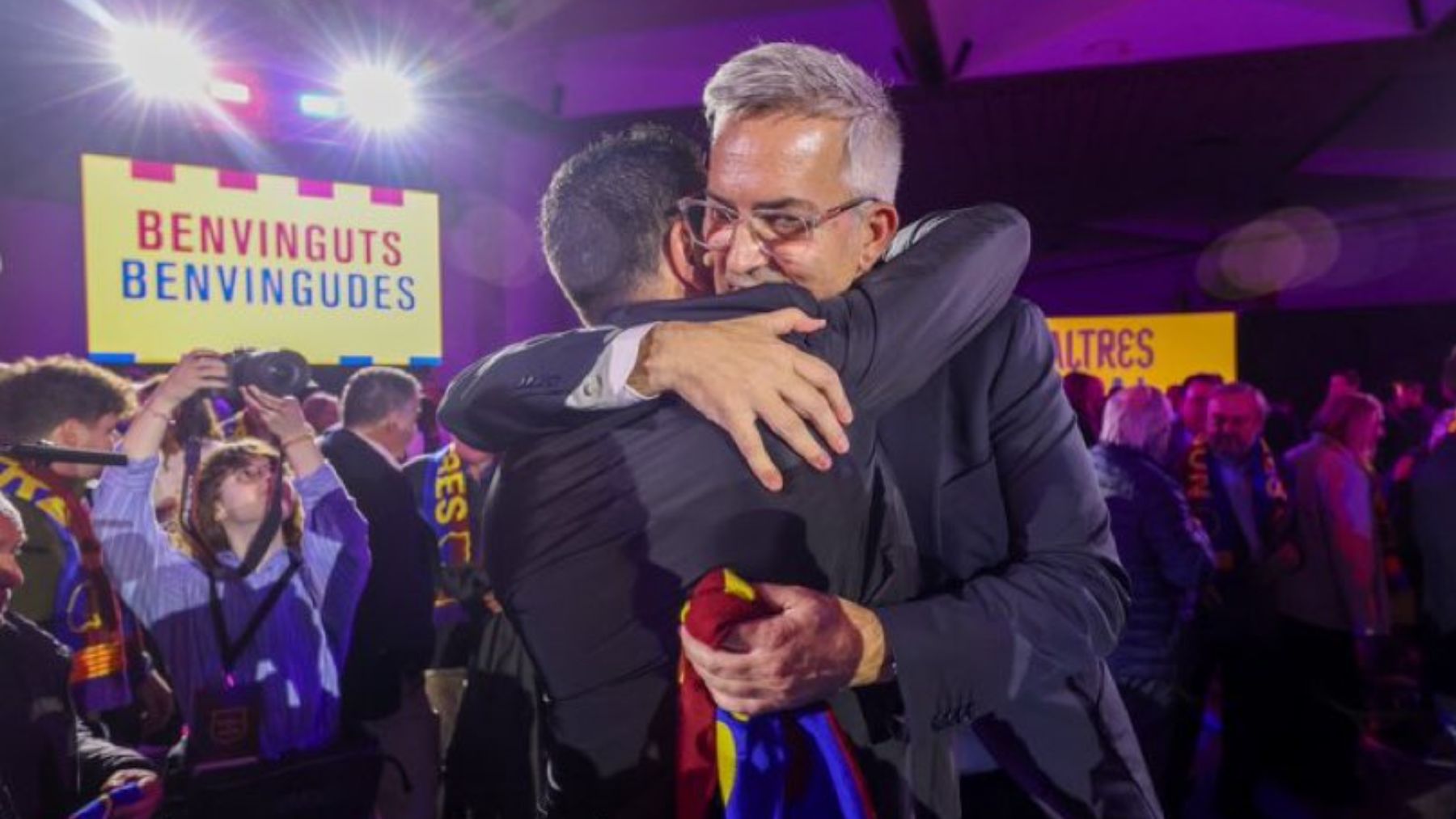 Xavi Hernández y Víctor Font, abrazados en la presentación de la candidatura.