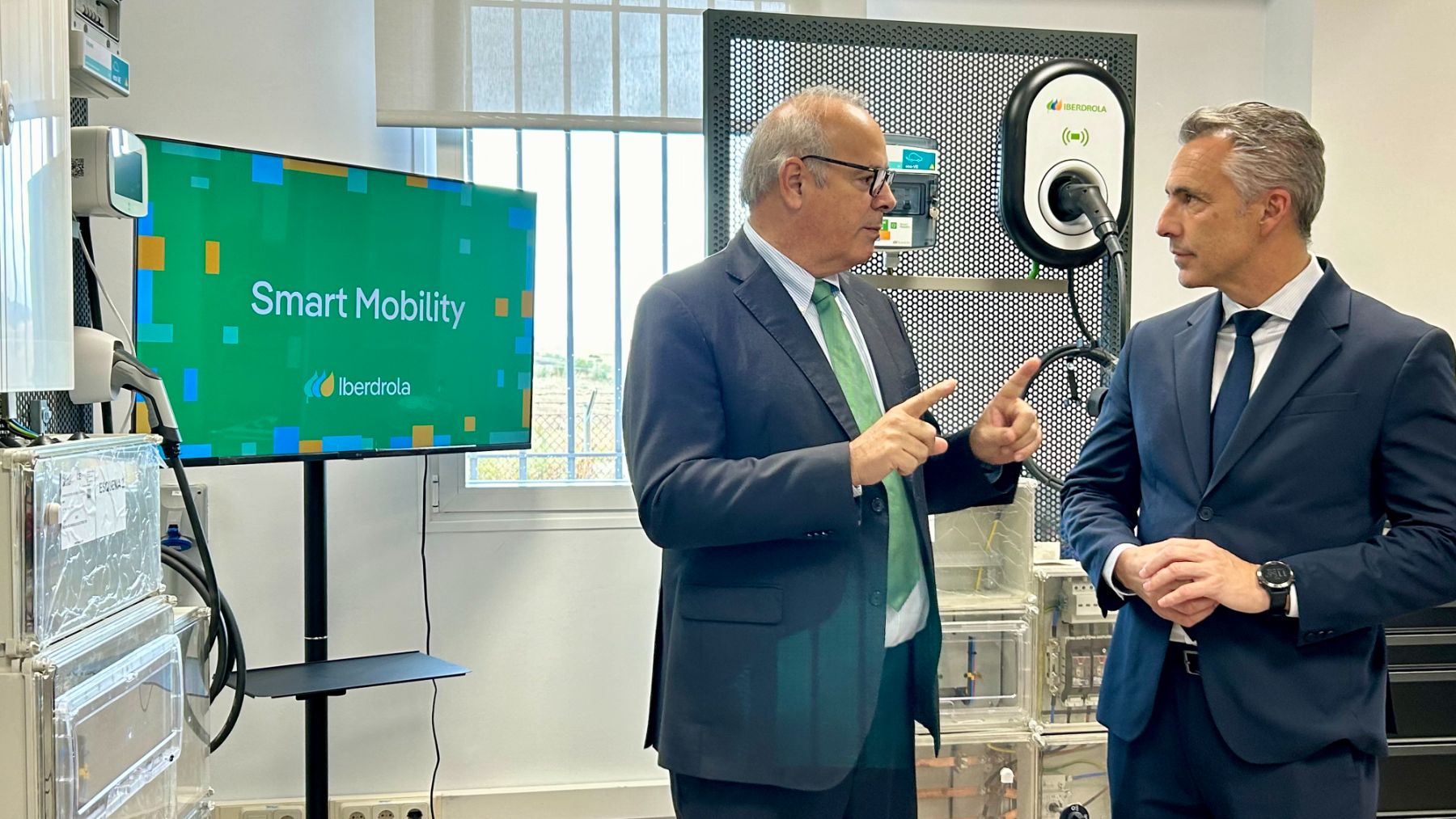 Mario Ruiz-Tagle, consejero delegado de Iberdrola España, junto con Carlos Novillo, consejero de Medio Ambiente, Agricultura e Interior.