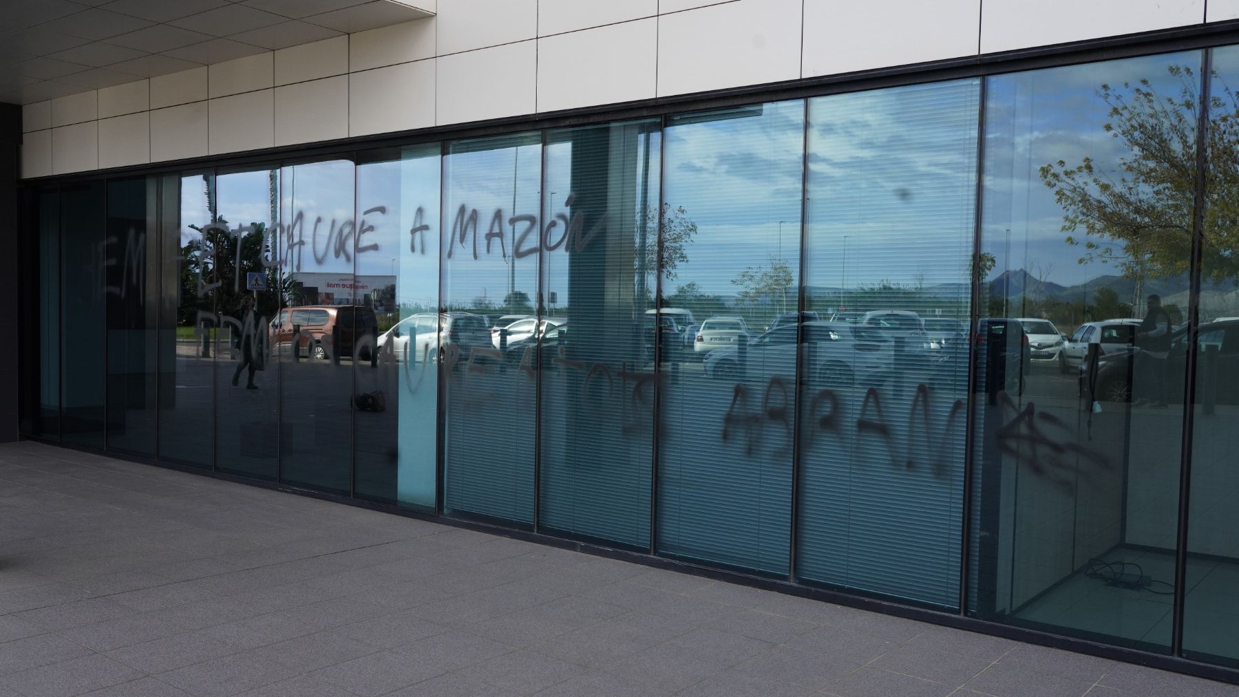 La sede del PP provincia de Castellón, este lunes, con las pintadas de Arran.