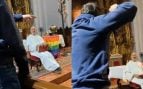 Increpan a un cura de Sevilla por dar misa con una bandera LGBTI en el altar: «¡Panda de traidores!»