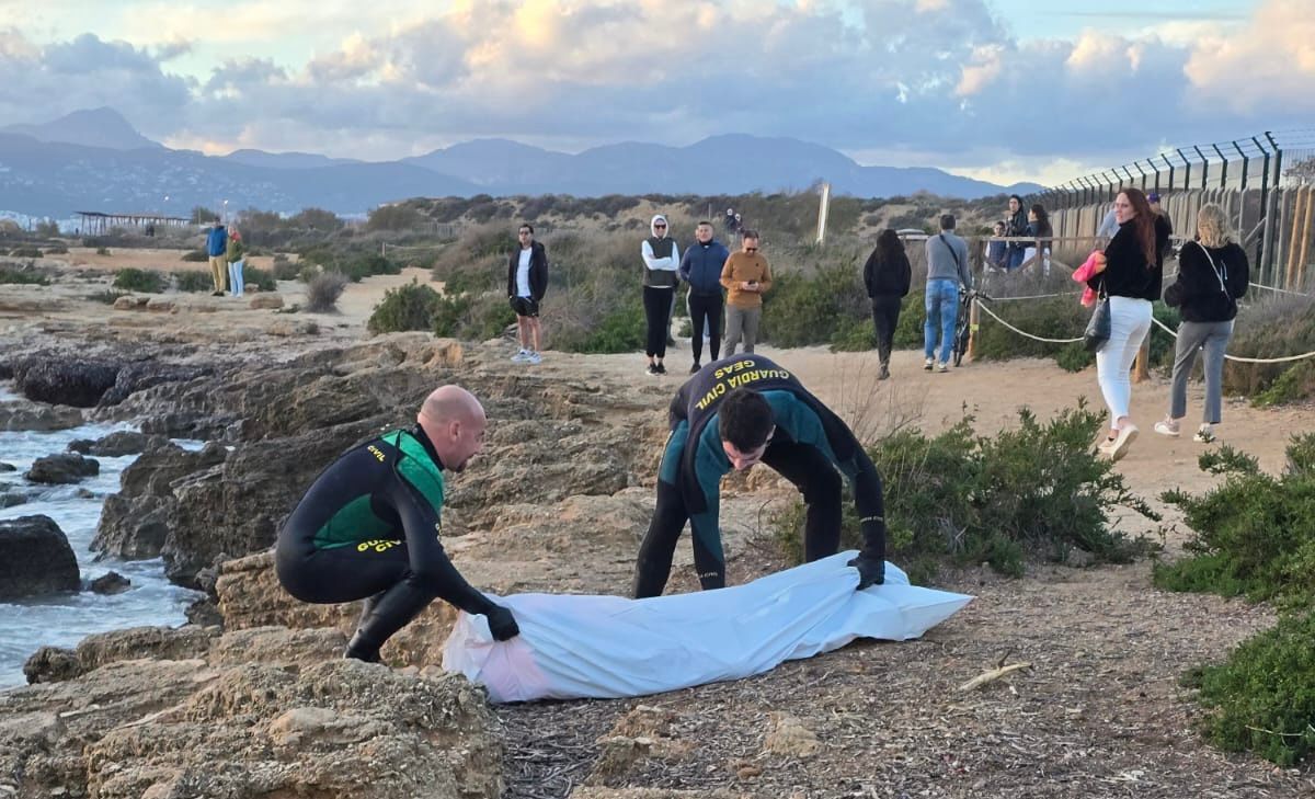 Agentes de los GEAS en el momento de sacar el cadáver del agua.