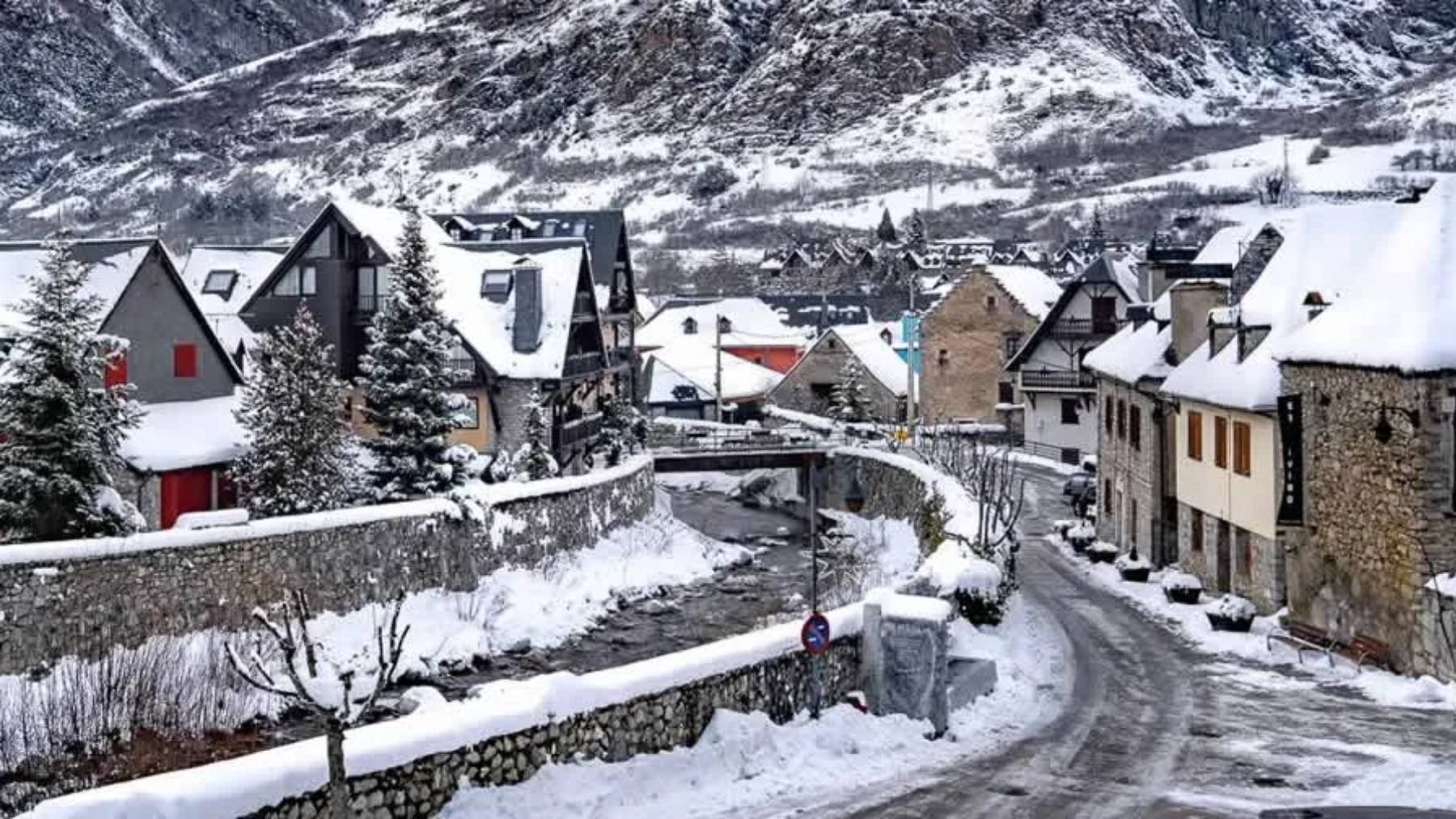 Parece Laponia pero el pueblo más mágico para Navidad está en Pirineos y es el favorito de Pedro Sánchez