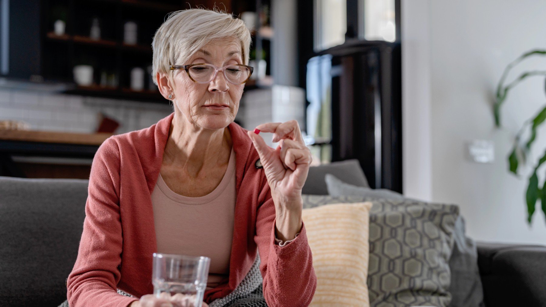 Una mujer dispuesta a tomar medicamentos.