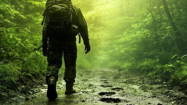 Un cazador camina en la montaña.