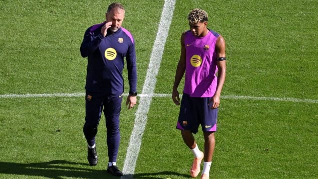 Lamine Yamal y Hansi Flick dialogan en el entrenamiento a puerta abierta en el Camp Nou.