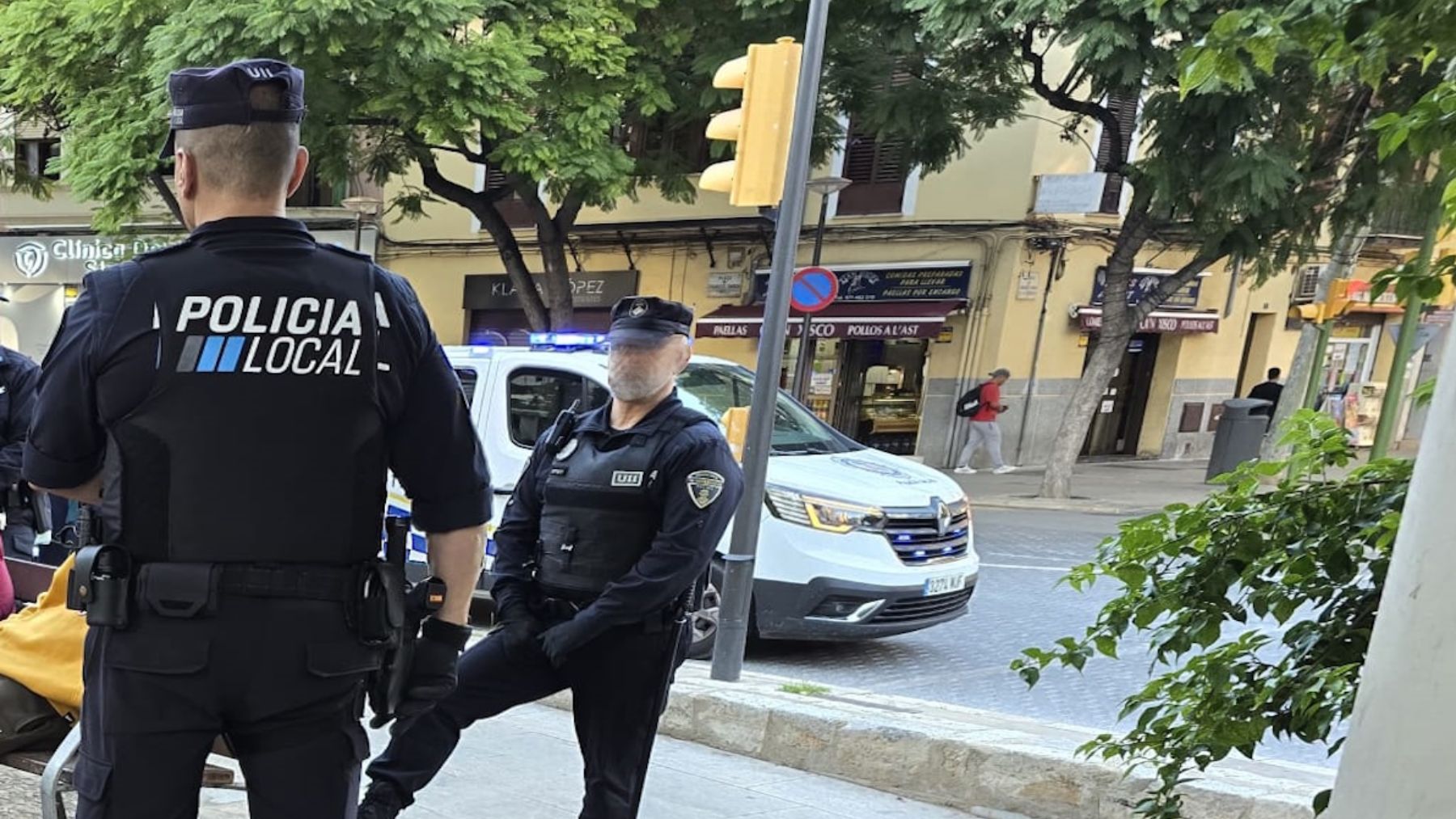 Dos agentes de Policía Local en la Plaza de las Columnas.
