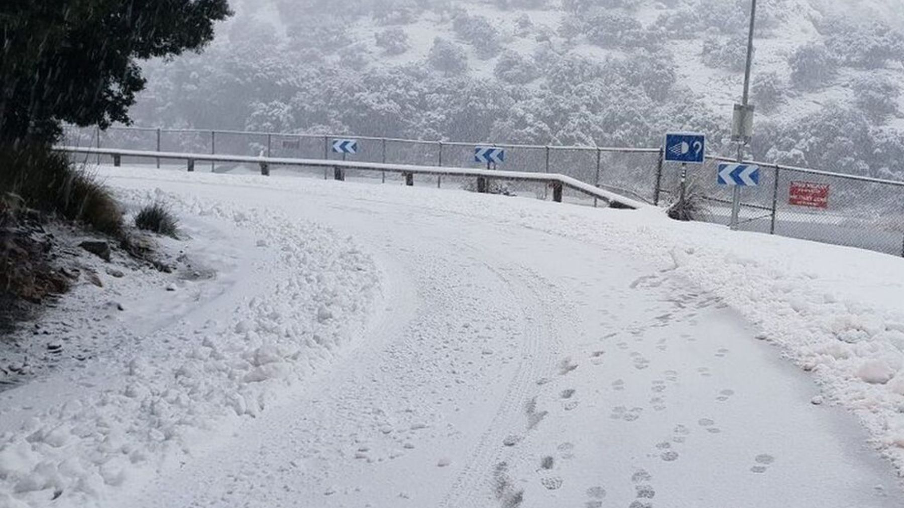 Imagen de una carretera de montaña de Mallorca nevada.