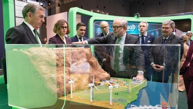 El equipo de Iberdrola ante un diseño de una instalación.