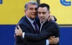 Joan Laporta abrazando a Xavi Hernández el día de su presentación. (Getty Images)