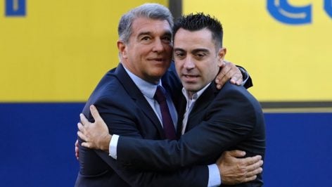 Joan Laporta abrazando a Xavi Hernández el día de su presentación. (Getty Images)