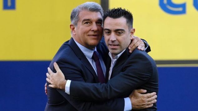 Joan Laporta abrazando a Xavi Hernández el día de su presentación. (Getty Images)