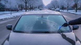 quitar el hielo del parabrisas