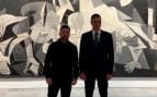 Sánchez se lleva a Zelenski a ver el ‘Guernica’ y le hace posar ante él, lo que se considera irrespetuoso