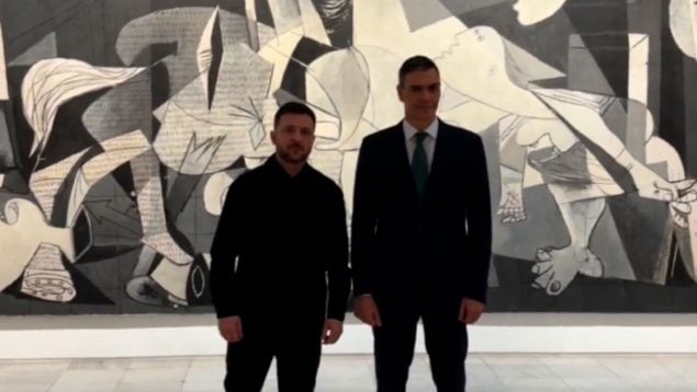 Sánchez se lleva a Zelenski a ver el ‘Guernica’ y le hace posar ante él, lo que se considera irrespetuoso srcset=\