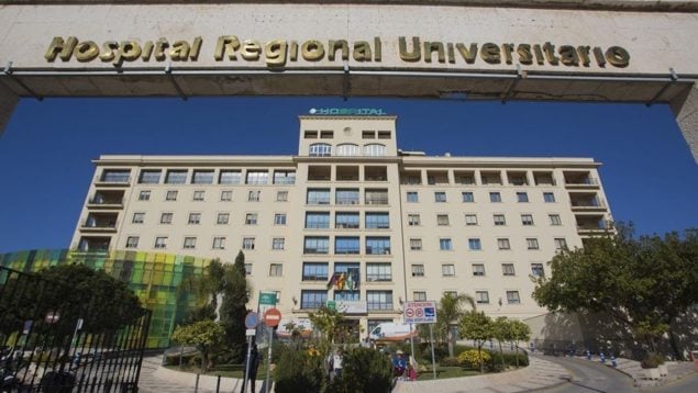 Un hombre grave tras empujarlo su novia y caer desde una altura de dos metros en Benalmádena