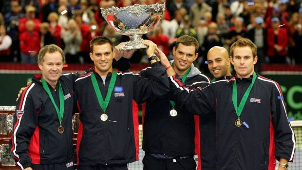 Jugadores de Estados Unidos levantando la ensaladera