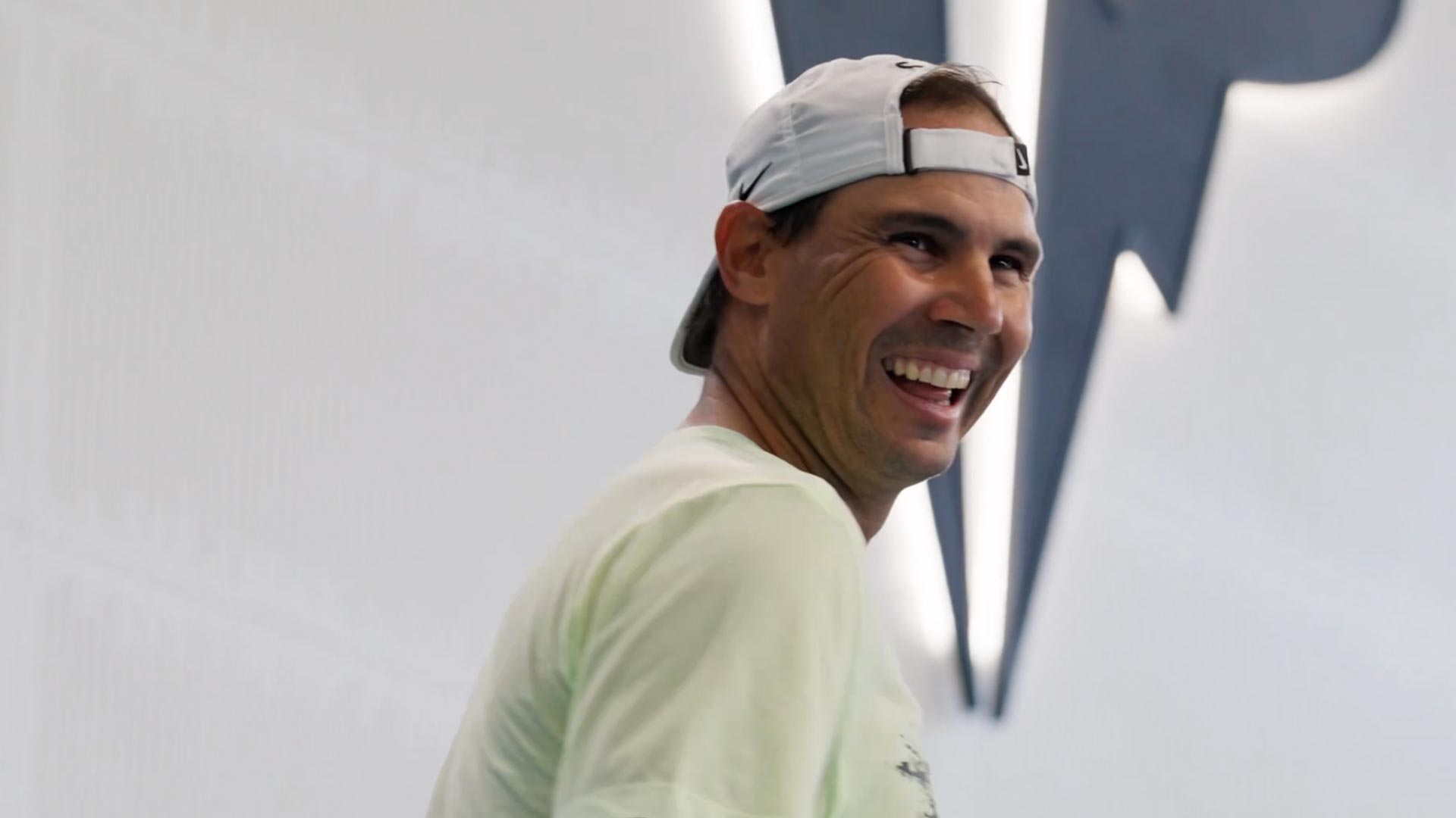 La imagen más esperada: Nadal vuelve a una pista de tenis un año después de su retirada