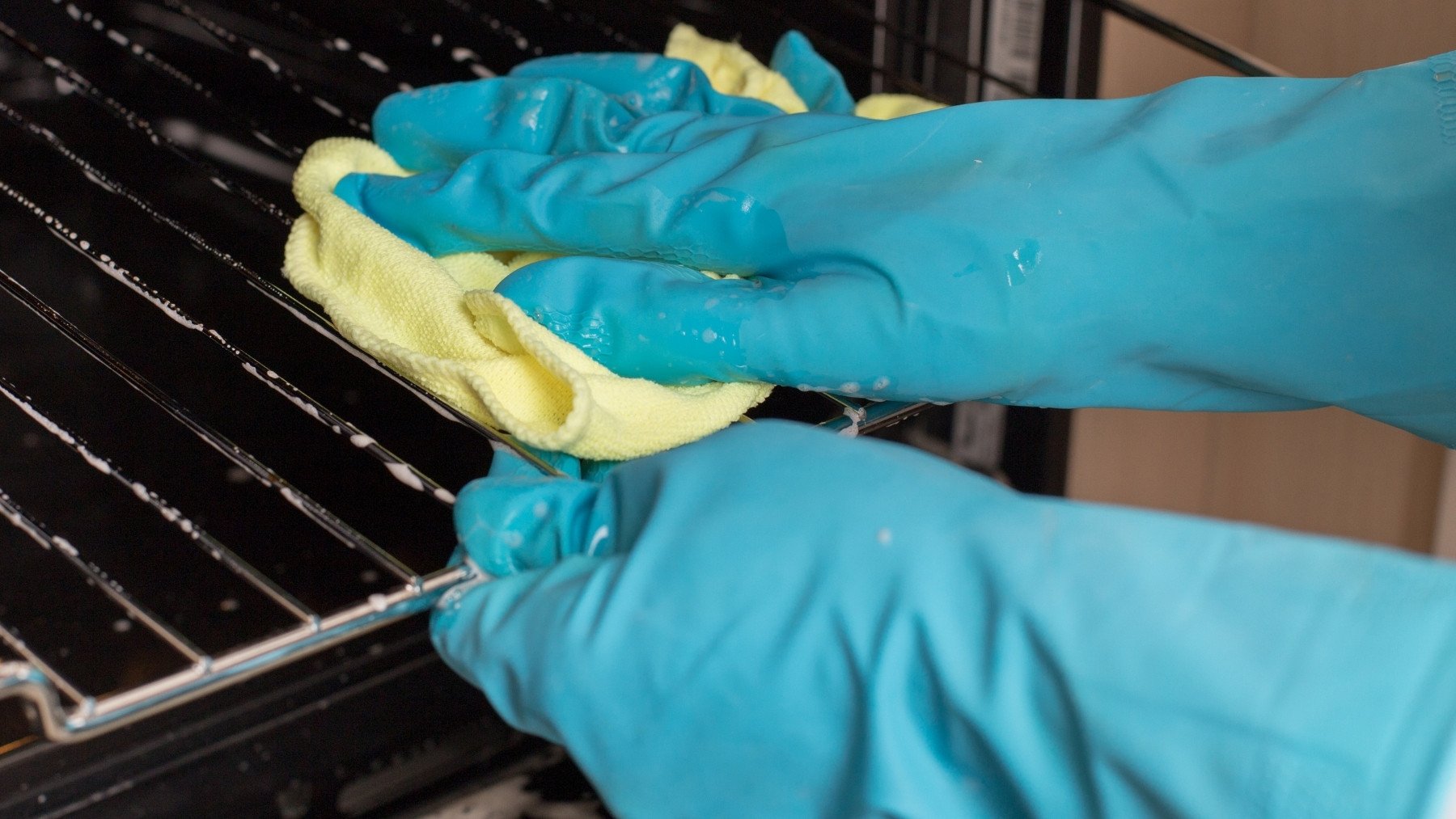 Ni vinagre ni quitagrasas: el truco de una experta para dejar el horno como el primer día