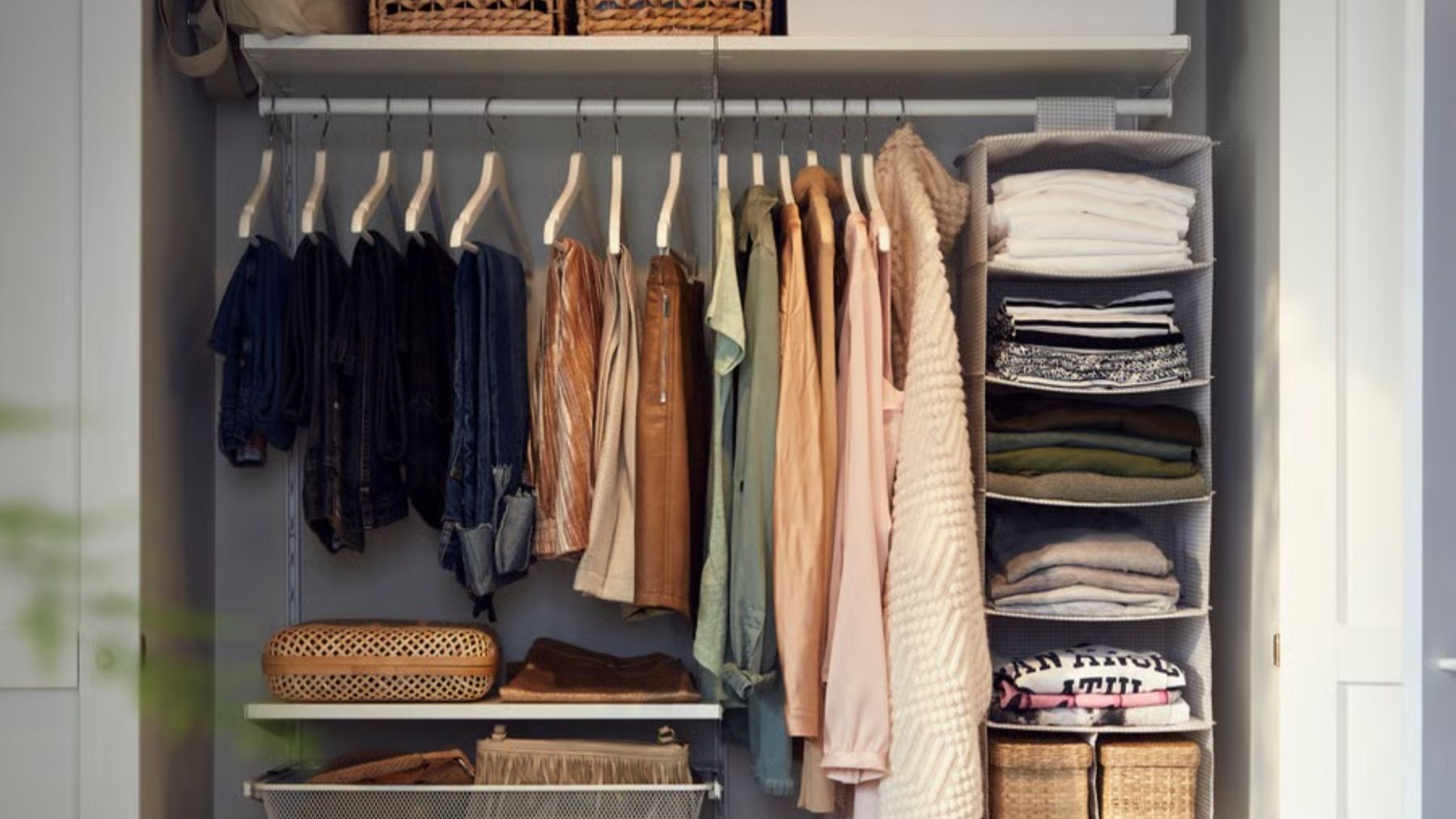 Olvídate de los armarios: el truco de ikea que convierte una estantería normal en un vestidor digno de revista