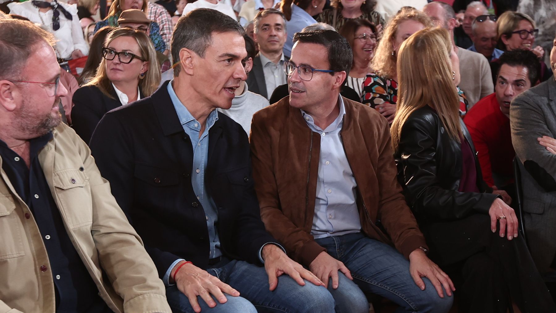 Sánchez elude pronunciarse sobre su hermano procesado pero arropa a Gallardo en un mitin en Mérida