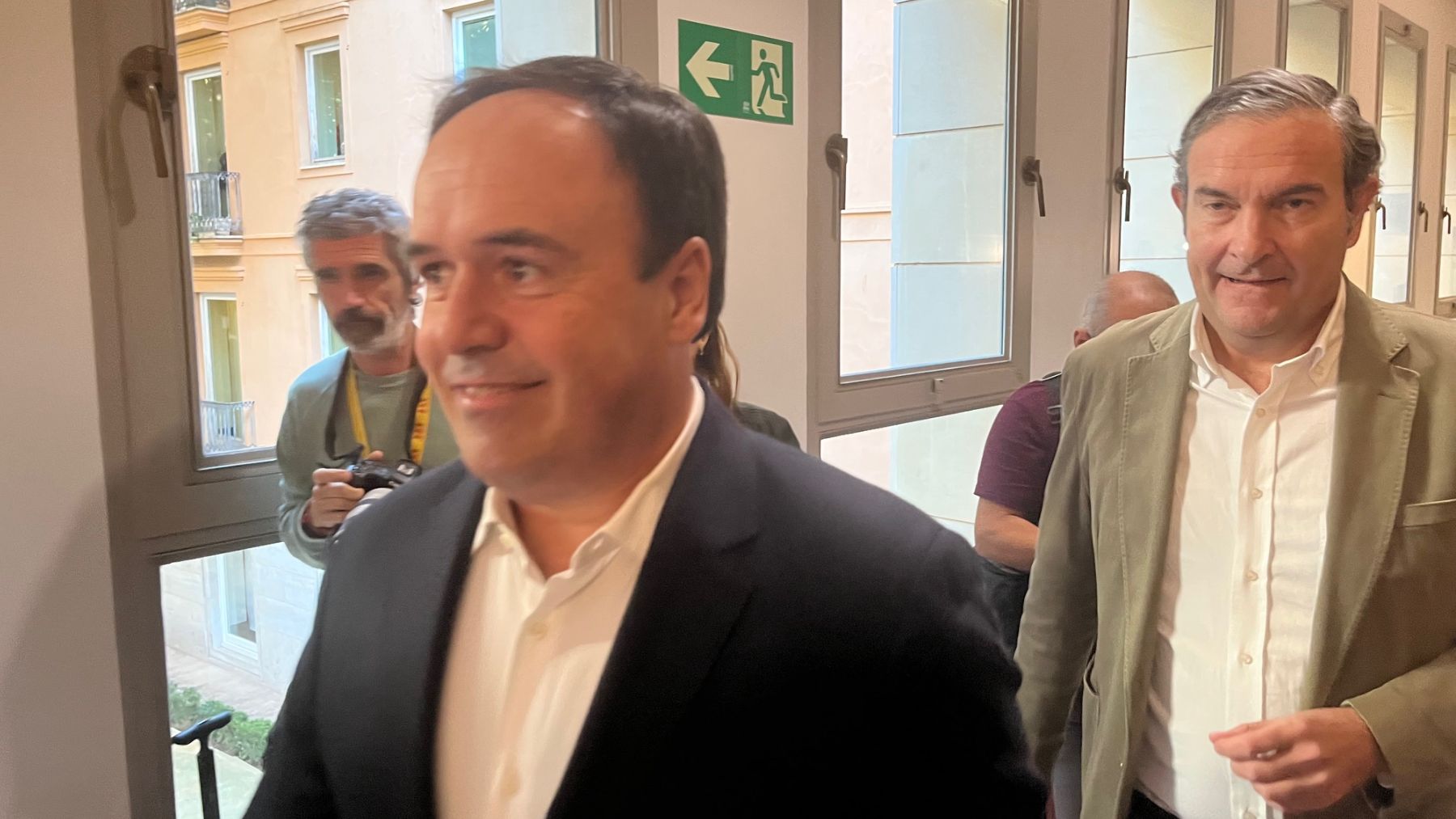 Nando Pastor, tras Pérez Llorca, este miércoles, en las Cortes Valencianas.